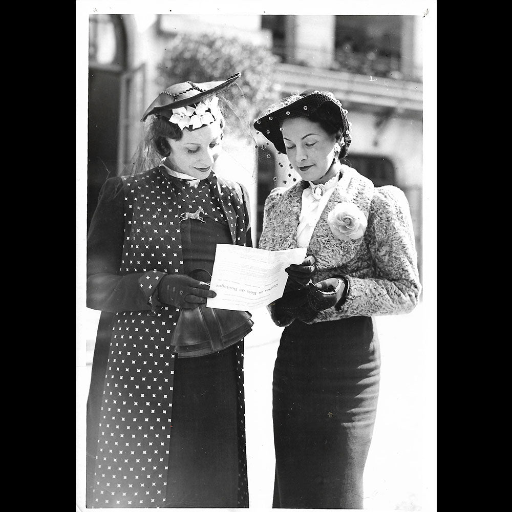 Deux Femmes Elégantes, la mode à Longchamp, photographie de l'agence SAFARA (1938)