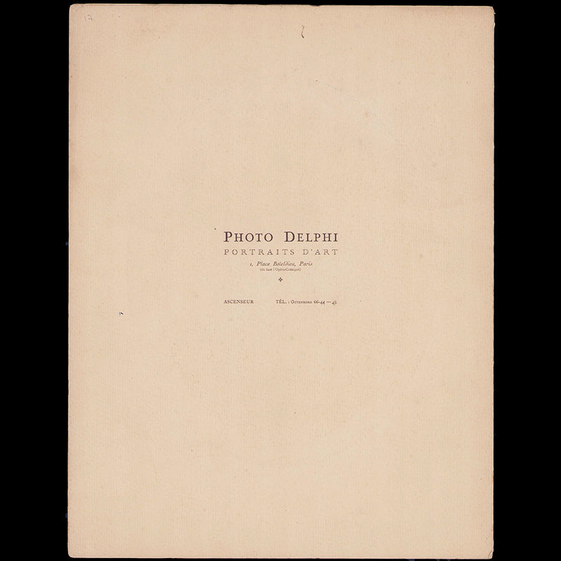 Gesmar - Portrait d'Andrée Spinelly portant une coiffe de scène, photographie de Delphi (1919)
