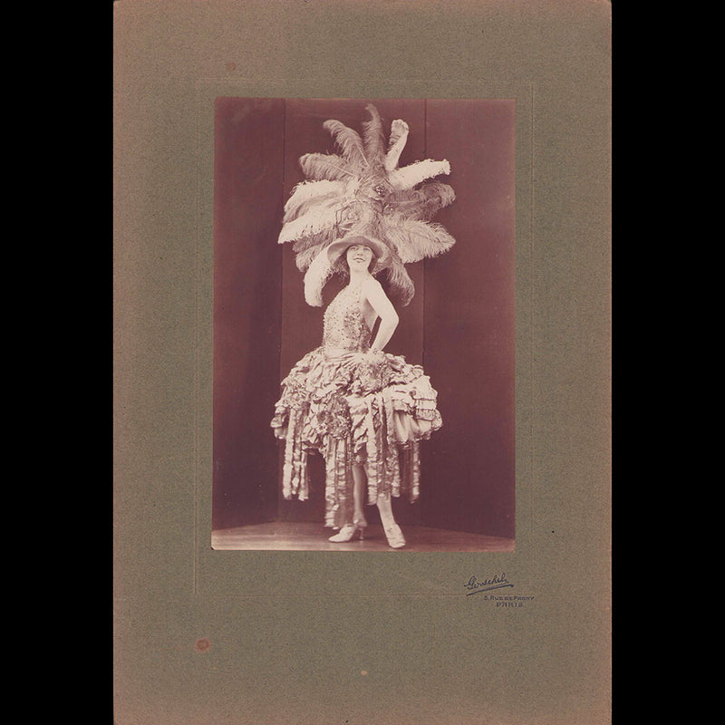 Portrait d'Andrée Spinelly dans un costume de scène, photographie de Gerschel (1923)