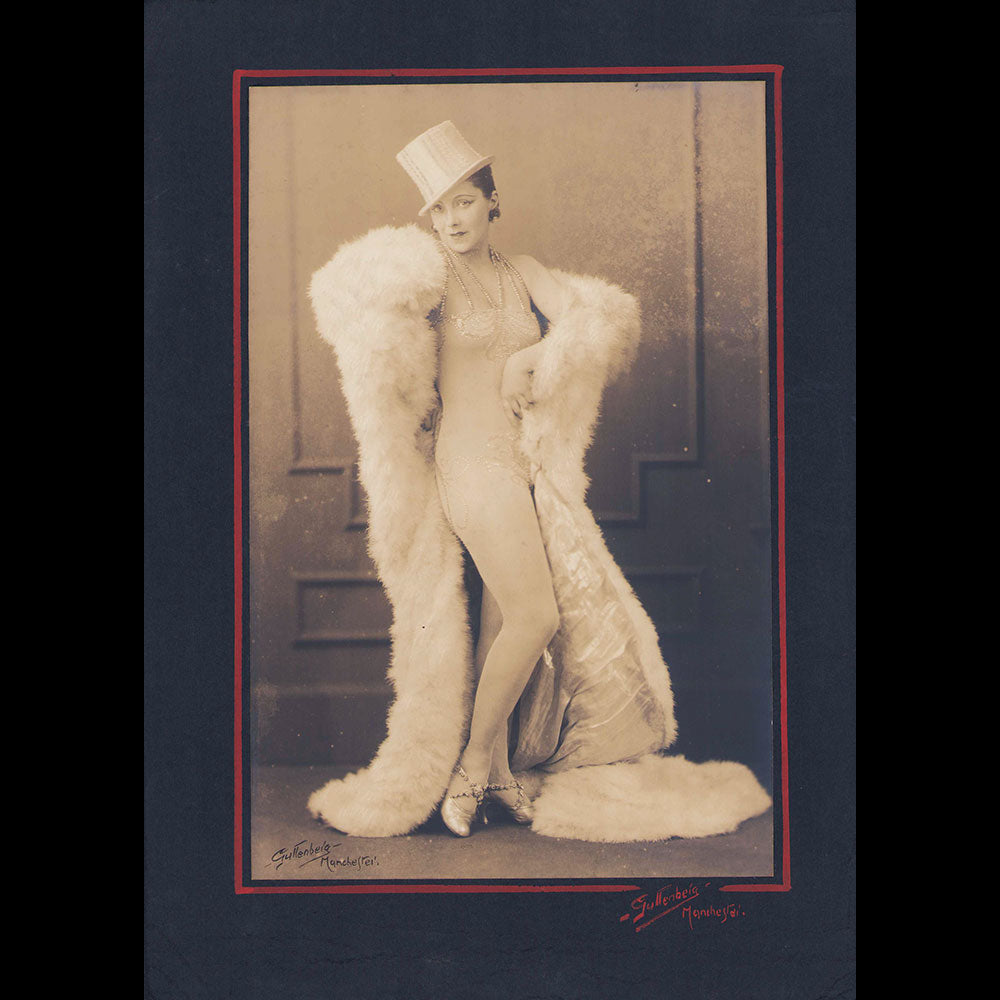 Portrait d'Andrée Spinelly dans un costume de scène, photographie de Guttenberg (1923)