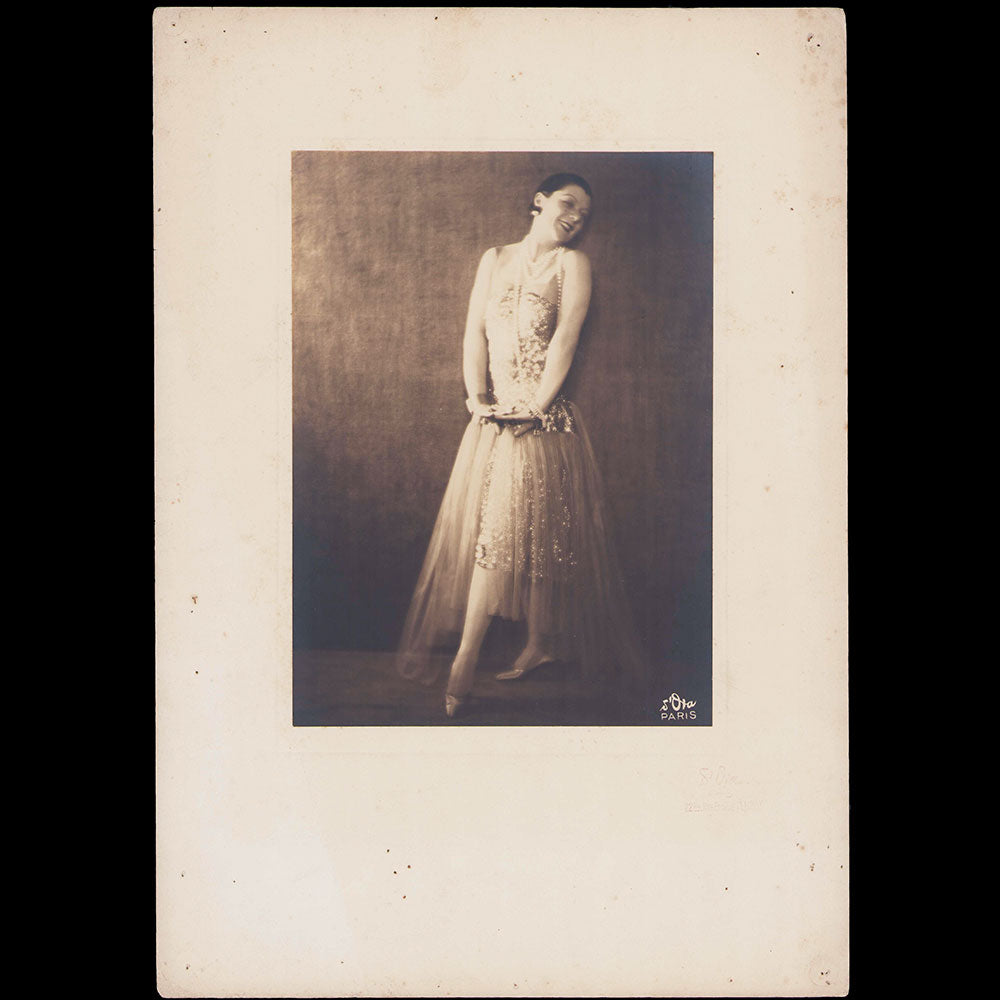 Louiseboulanger - Portrait d'Andrée Spinelly en robe du soir, photographie de D'Ora (circa 1925-1930)