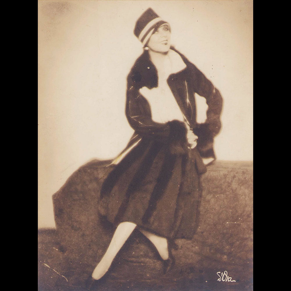 Louiseboulanger - Portrait d'Andrée Spinelly en ensemble de jour, photographie de D'Ora (circa 1925-1930)