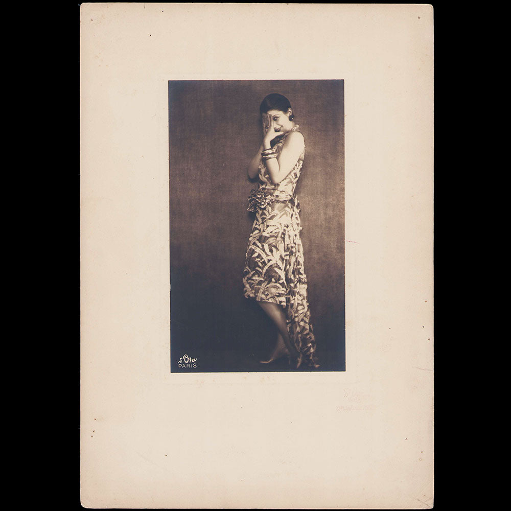 Louiseboulanger - Portrait d'Andrée Spinelly en robe du soir de mousseline imprimée, photographie de D'Ora (1929)