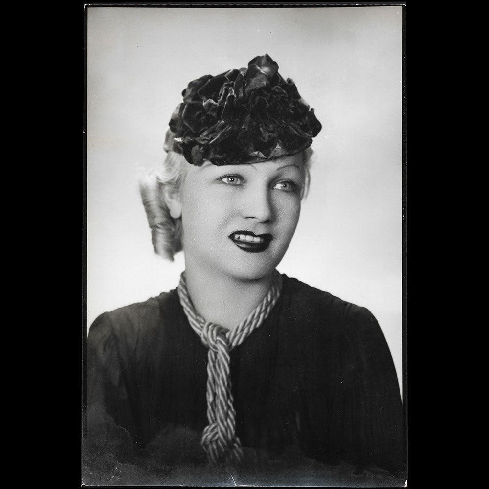 Suzy - Chapeau porté par Miss paris 1935, tirage d'Isabey