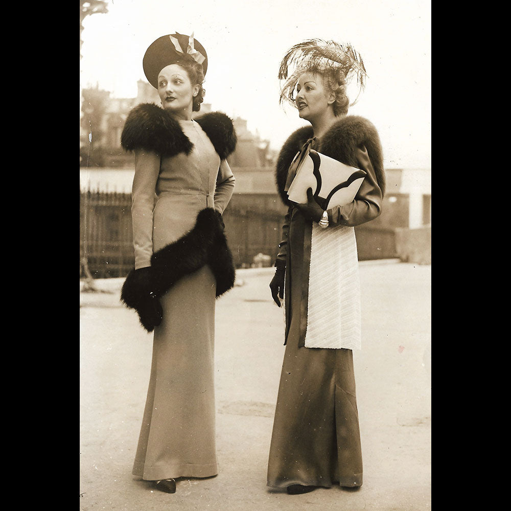 Janine Guise et Simone Cerdan au Grand Prix d'Elégance, photographie de l'agence Trampus (1937)