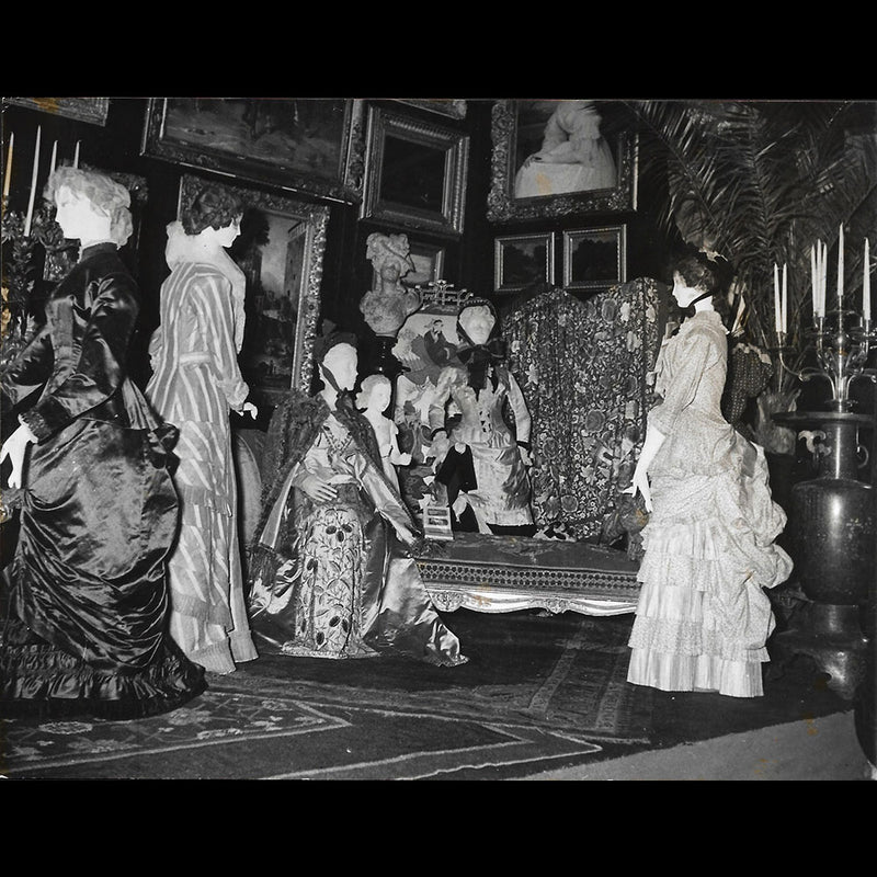 Deux siècles d'Elégances 1715-1915, photographie de l'exposition de costumes à la Galerie Charpentier (1951)