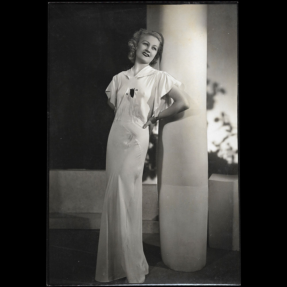 Valequejean - Ensemble de lingerie porté par Miss Paris 1935, tirage d'Isabey
