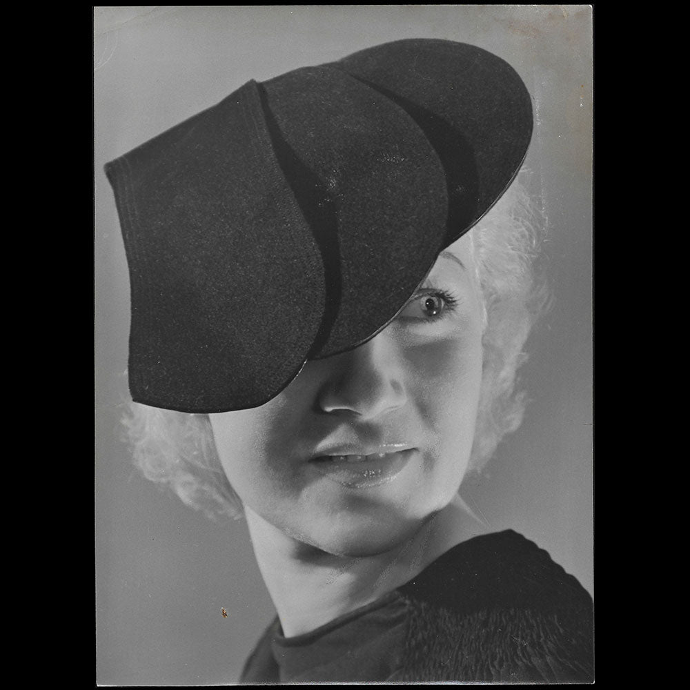 Chapeau porté par Miss Paris 1935, tirage de Willem Van de Poll
