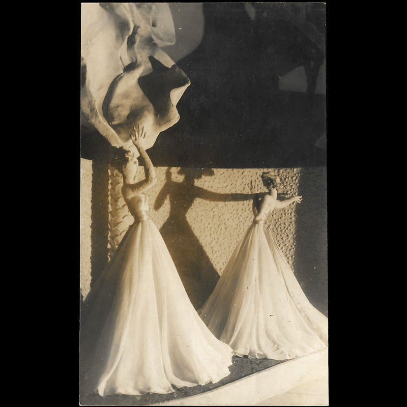Lucien Lelong, Le Pavillon de l'Elégance à l'Exposition de 1937, carte photographique d'Otto Wols